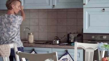 Kadın bir yemek hazırlar ve Smartphone'da görünüyor