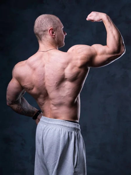 Adam vücut geliştirmeci kasları gösterir — Stok fotoğraf
