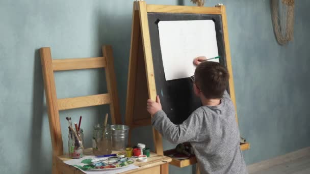 Child drawing house — Stock Video