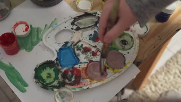 Childs hand mixes colors — Stock Video