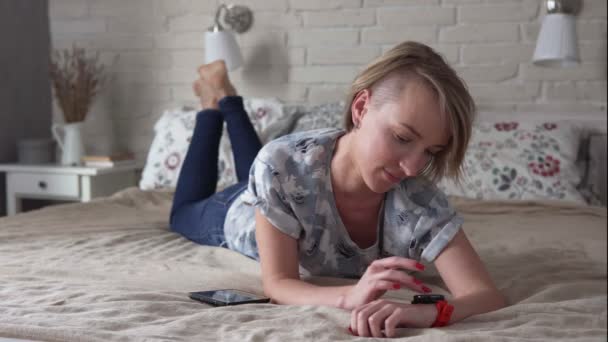 Mulher usando smartwatch — Vídeo de Stock