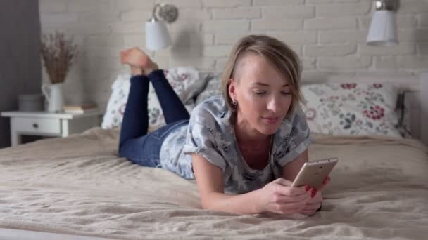 Donna utilizzando smartphone — Video Stock