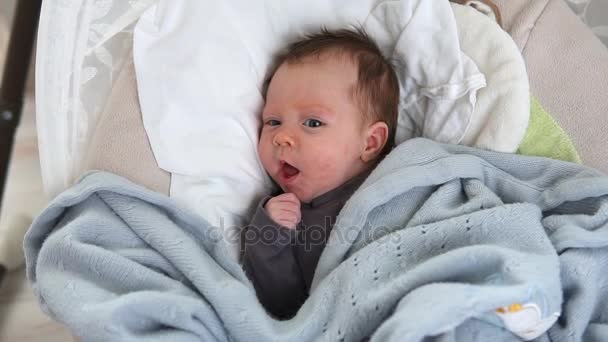 Söta nyfödda baby i babysäng — Stockvideo