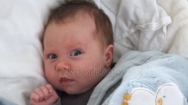 Lindo bebé recién nacido — Vídeo de stock