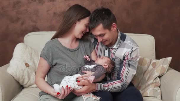 Familia feliz con bebé recién nacido — Vídeos de Stock