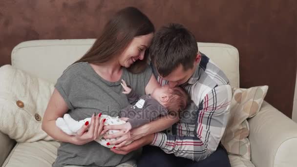 Щаслива сім'я з новонародженою дитиною — стокове відео