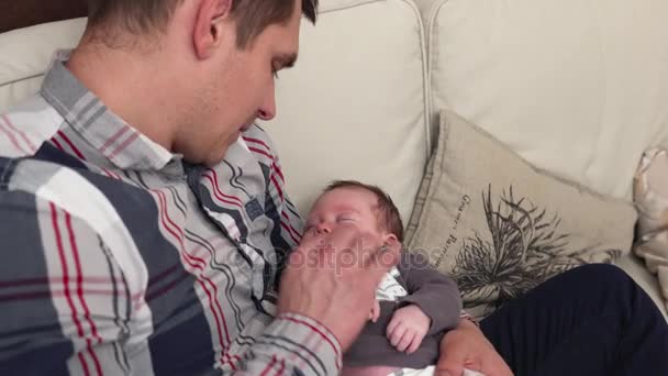 Vater hält ein neugeborenes Baby — Stockvideo