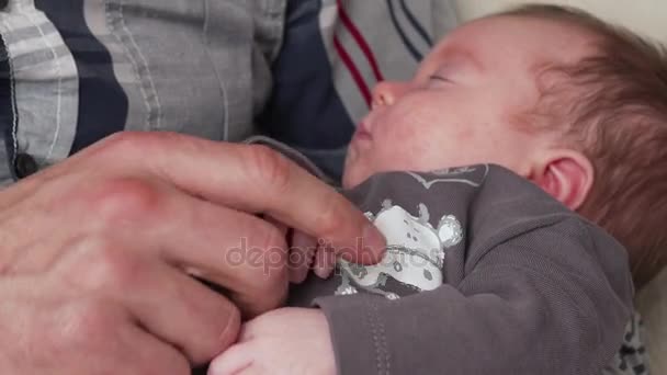 Padre toca bebé recién nacido — Vídeo de stock