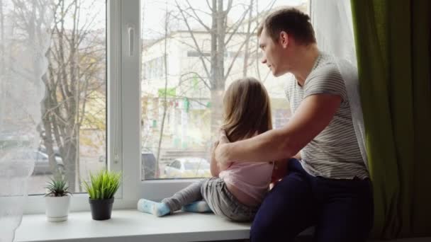 Vader laat iets aan een dochter — Stockvideo