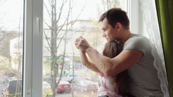 Otec si hraje se svou dcerou — Stock video