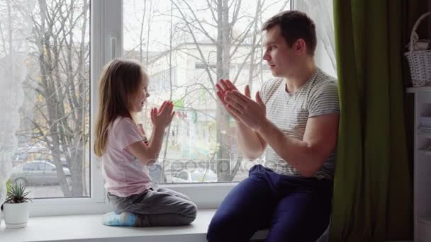 Meisje speelt met haar vader op oke — Stockvideo