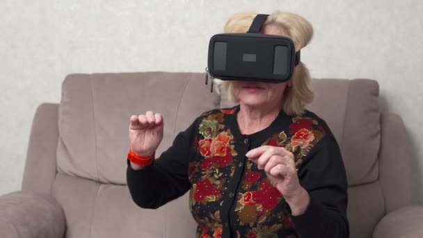 Mujer mayor usando gafas vr — Vídeos de Stock