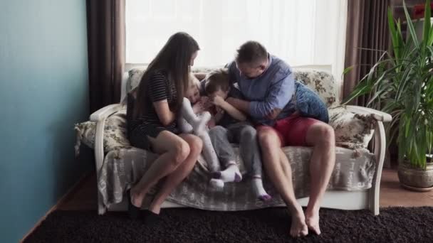 Szczęśliwa rodzina z dziećmi — Wideo stockowe