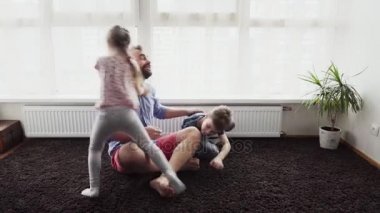 Çocuklar, babasıyla oynarken