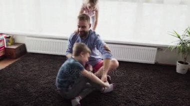 Çocuklar, babasıyla oynarken