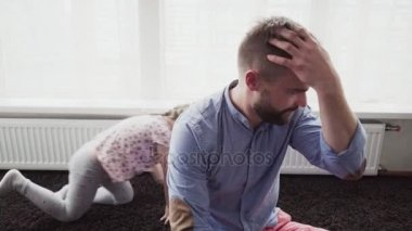 küçük kız babası sarılma