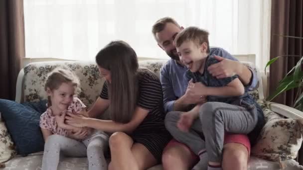 Lycklig familj med barn — Stockvideo