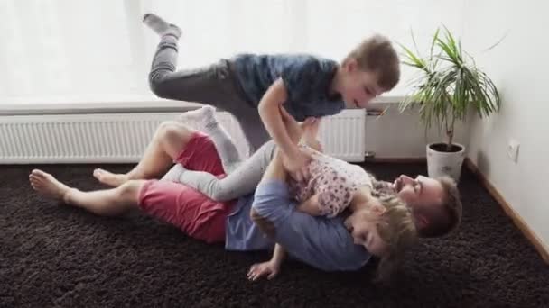 Діти грають зі своїм батьком — стокове відео