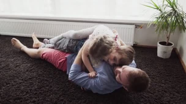 Kinder spielen mit seinem Vater — Stockvideo