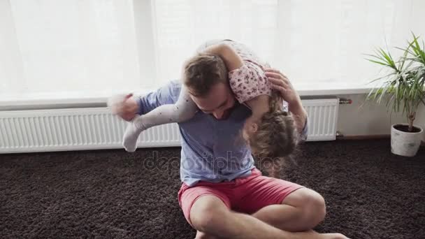 Gyermek felmászott a vállán az apja — Stock videók