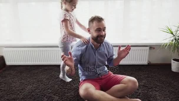 Ребенок забрался на плечи своего отца — стоковое видео