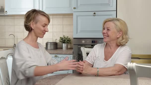 Filha cuida de sua mãe — Vídeo de Stock