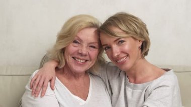 kızı ve anne gülümseyerek ve kucaklayan