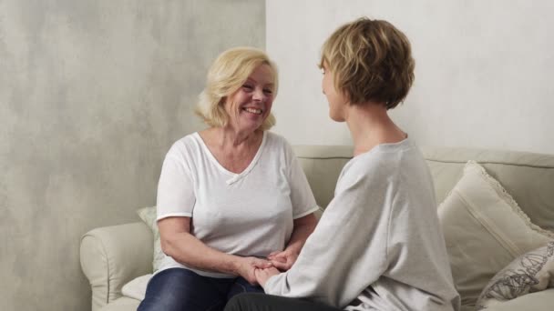 Gelukkig moeder en dochter — Stockvideo