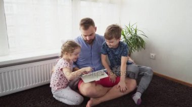 Baba ile çocuk tablet kullanma