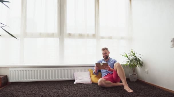 Hombre muestra algo a una mujer en una pantalla de tableta — Vídeo de stock