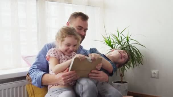 Conflicto infantil en la familia — Vídeos de Stock