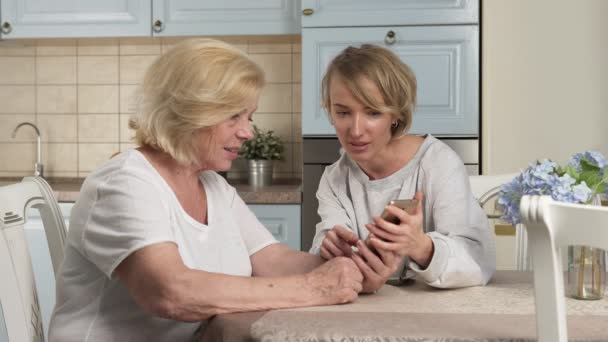 Vrouwen kijken naar het scherm van de smartphone — Stockvideo