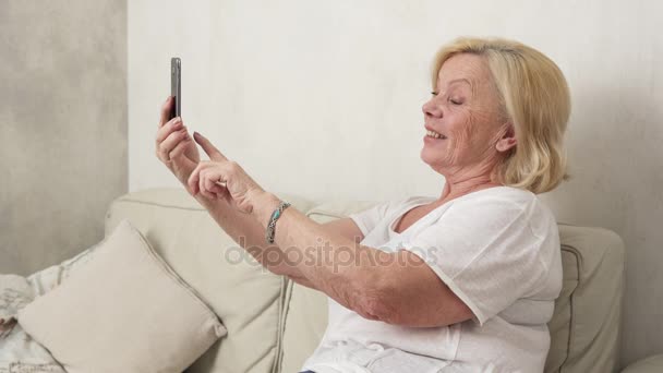 Yaşlı kadın bir selfie yapma — Stok video