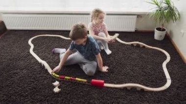 Erkek ve Kız Kardeş Oynuyor