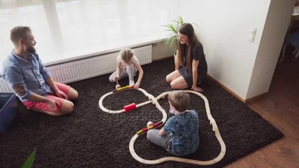 有孩子的家庭一起玩耍 — 图库视频影像