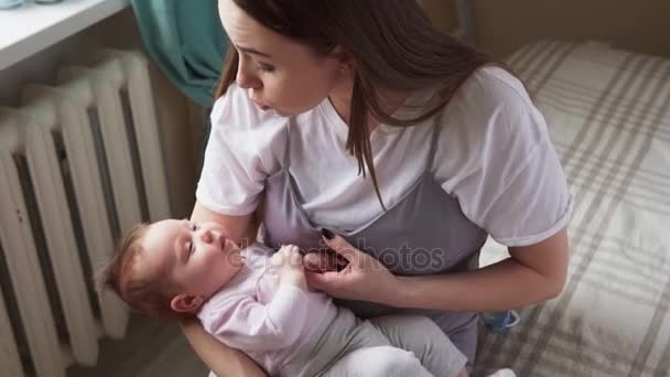 Moeder geeft haar baby een fopspeen — Stockvideo