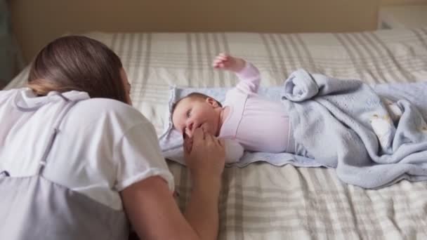 Babys elini tutarak anne — Stok video