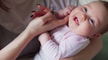 Anneler el bebek caresses