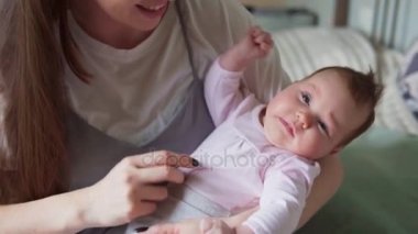 Anne gülümser ve yeni doğan bebeği hafifçe dokunur