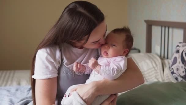 Mãe feliz acaricia seu bebê recém-nascido — Vídeo de Stock