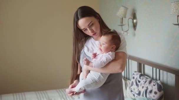Madre feliz sosteniendo a un bebé recién nacido en sus brazos — Vídeo de stock