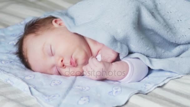 Новорожденный ребенок спит на кровати — стоковое видео
