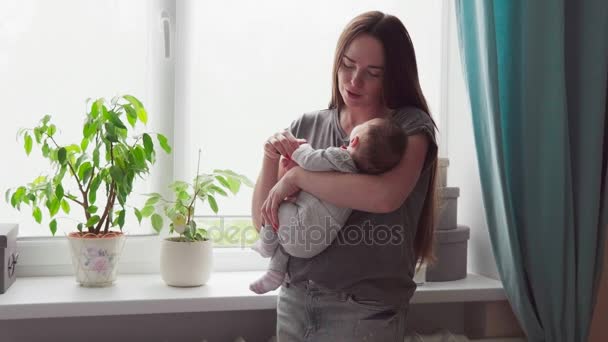 Mère heureuse embrasse doucement et caresse son bébé — Video