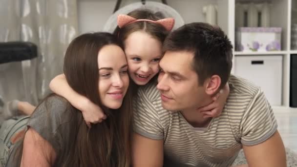 Madre, padre e hija pequeña sonriendo — Vídeos de Stock