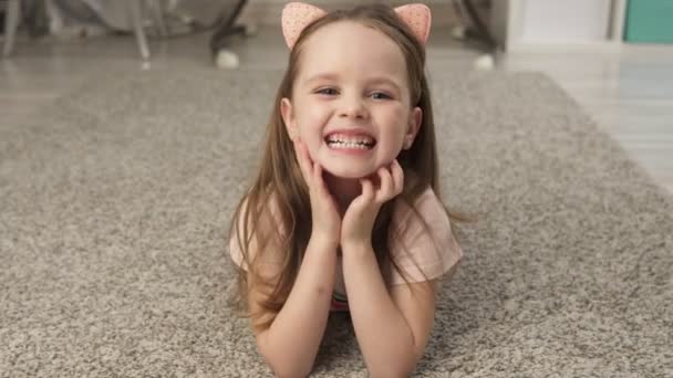 Roztomilá holčička se usmívá — Stock video