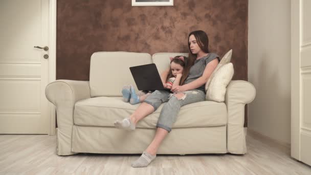 Madre e hija pequeña usando laptop — Vídeo de stock