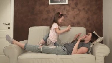 Küçük kız annesinin kollarına düşüyor