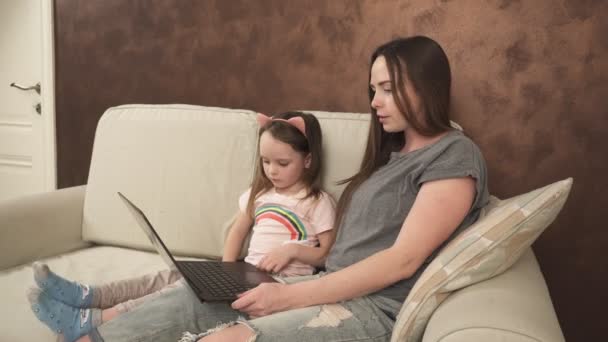 Mutter benutzt Laptop für Ausbildung ihrer Töchter — Stockvideo