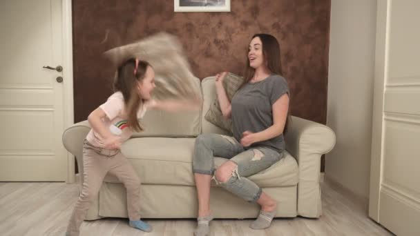Filha está lutando travesseiros com sua mãe — Vídeo de Stock
