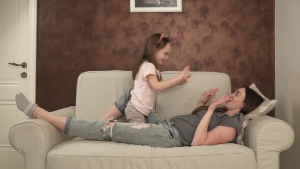 Kleines Mädchen fällt ihrer Mutter in die Arme — Stockvideo